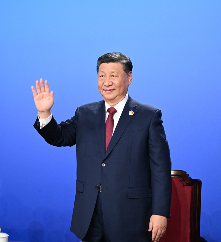 2月7日晚，第九届亚洲冬季运动会在黑龙江省哈尔滨市隆重开幕。这是国家主席习近平在主席台上向大家挥手致意。