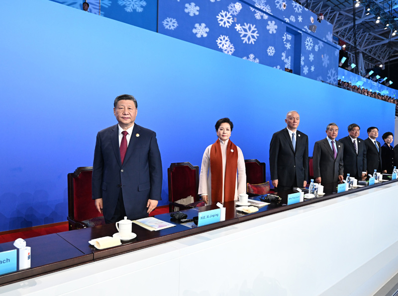 2月7日晚，第九届亚洲冬季运动会在黑龙江省哈尔滨市隆重开幕。习近平等党和国家领导人出席开幕式。