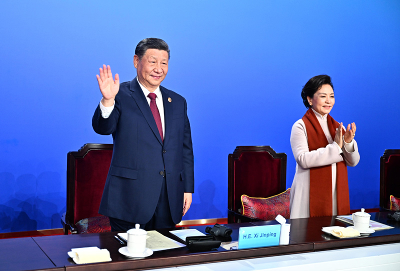 2月7日晚，第九届亚洲冬季运动会在黑龙江省哈尔滨市隆重开幕。这是国家主席习近平在主席台上向大家挥手致意。