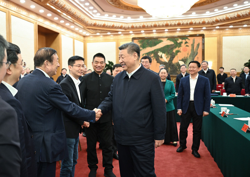2月17日，中共中央总书记、国家主席、中央军委主席习近平在京出席民营企业座谈会并发表重要讲话。这是习近平同民营企业负责人亲切交流。