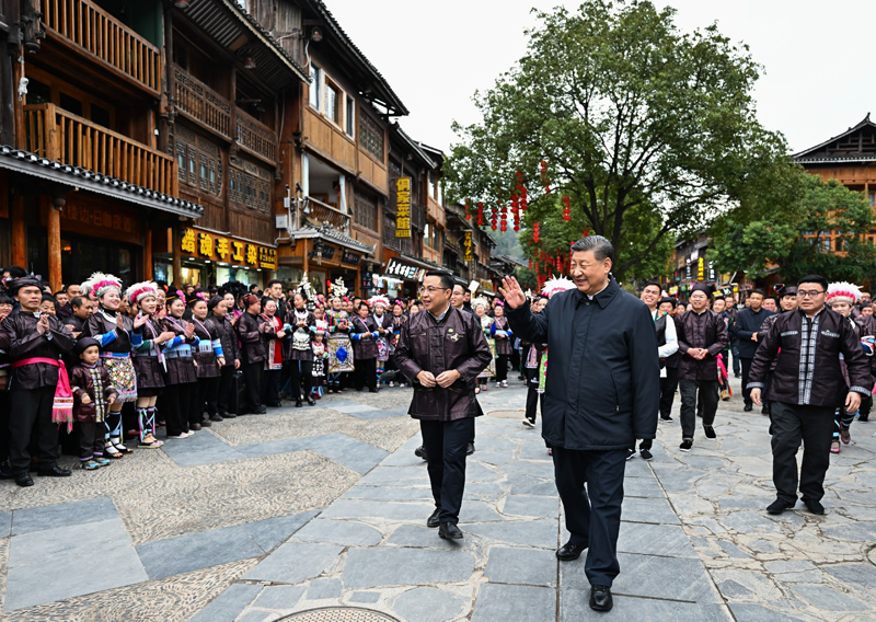 3月17日至18日，中共中央总书记、国家主席、中央军委主席习近平在贵州考察。这是17日下午，习近平在黔东南州黎平县肇兴侗寨考察结束时，同乡亲们挥手道别。