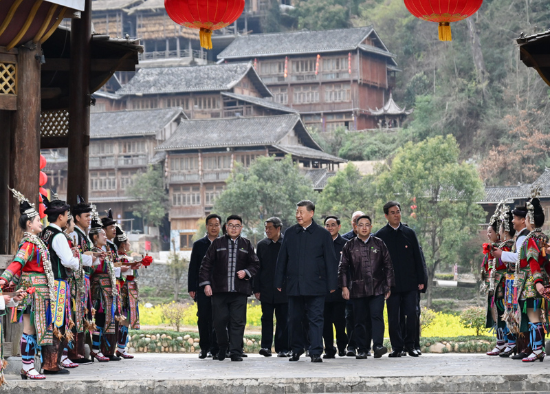 3月17日至18日，中共中央总书记、国家主席、中央军委主席习近平在贵州考察。这是17日下午，习近平在黔东南州黎平县肇兴侗寨考察时，身着民族盛装的村民在寨门口唱起侗族大歌欢迎总书记。