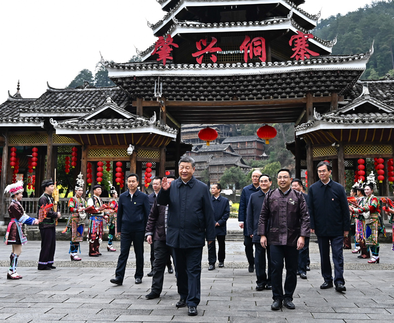 3月17日至18日，中共中央总书记、国家主席、中央军委主席习近平在贵州考察。这是17日下午，习近平在黔东南州黎平县肇兴侗寨考察时，在寨门口向身着民族盛装欢迎的村民挥手致意。