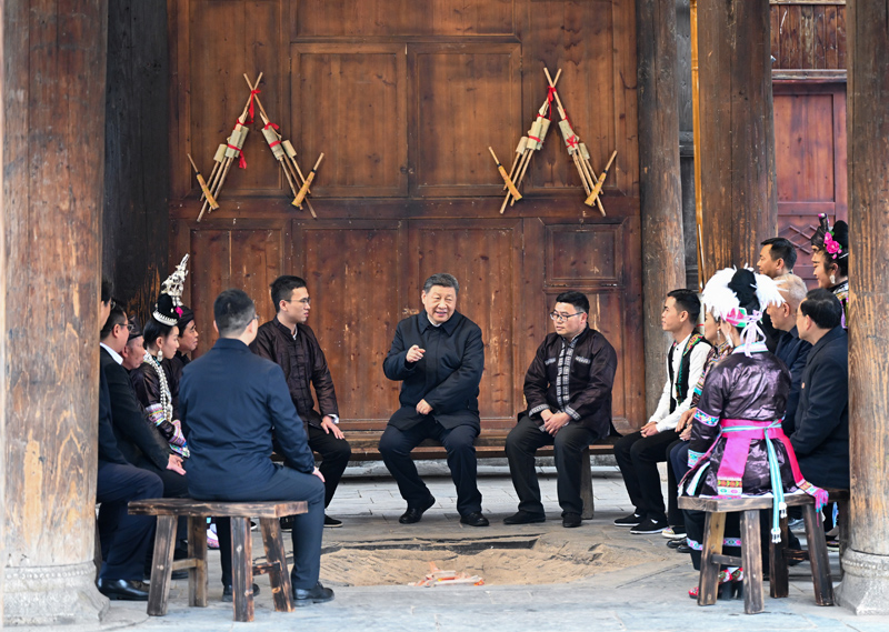 3月17日至18日，中共中央总书记、国家主席、中央军委主席习近平在贵州考察。这是17日下午，习近平在黔东南州黎平县肇兴侗寨考察时，在信团鼓楼同村干部和村民代表围坐在火塘边，共话乡村全面振兴。