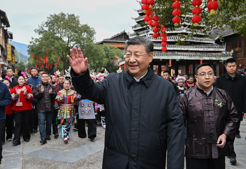 3月17日至18日，中共中央总书记、国家主席、中央军委主席习近平在贵州考察。这是17日下午，习近平在黔东南州黎平县肇兴侗寨考察结束时，同乡亲们挥手道别。