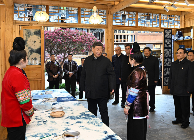 3月17日至18日，中共中央总书记、国家主席、中央军委主席习近平在贵州考察。这是17日下午，习近平在黔东南州黎平县肇兴侗寨侗乡特色产业基地考察。
