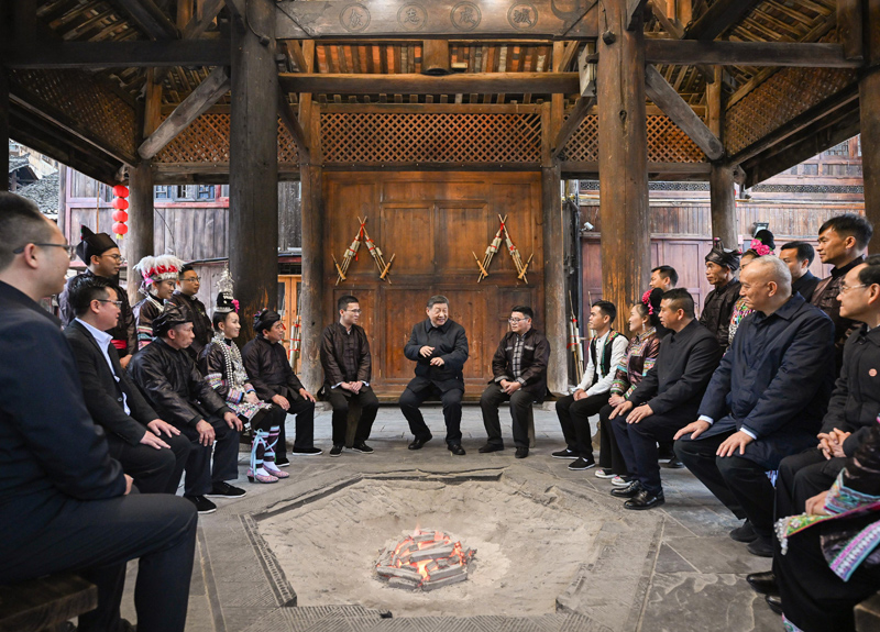 3月17日至18日，中共中央总书记、国家主席、中央军委主席习近平在贵州考察。这是17日下午，习近平在黔东南州黎平县肇兴侗寨考察时，在信团鼓楼同村干部和村民代表围坐在火塘边，共话乡村全面振兴。