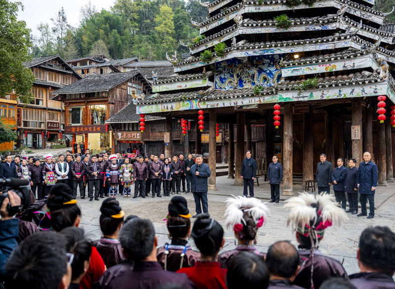 3月17日至18日，中共中央总书记、国家主席、中央军委主席习近平在贵州考察。这是17日下午，习近平在黔东南州黎平县肇兴侗寨考察时，同村民们亲切交流。