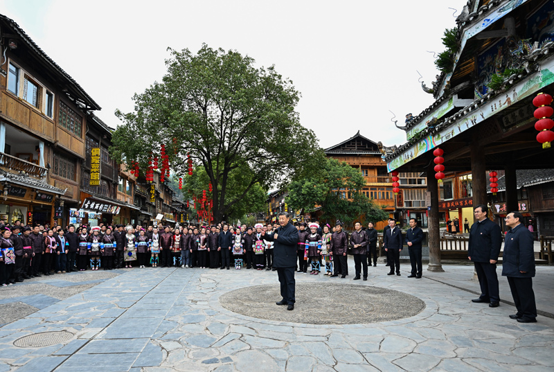 3月17日至18日，中共中央总书记、国家主席、中央军委主席习近平在贵州考察。这是17日下午，习近平在黔东南州黎平县肇兴侗寨考察时，同村民们亲切交流。