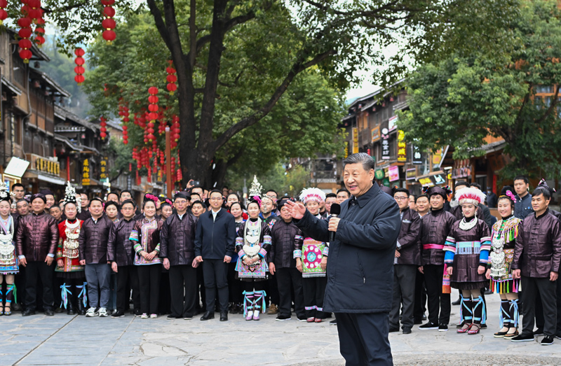 3月17日至18日，中共中央总书记、国家主席、中央军委主席习近平在贵州考察。这是17日下午，习近平在黔东南州黎平县肇兴侗寨考察时，同村民们亲切交流。