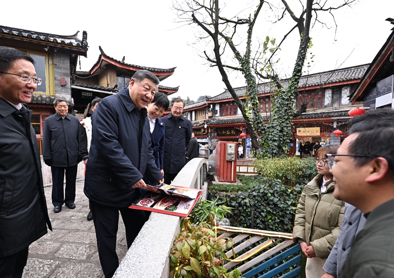 3月19日至20日，中共中央总书记、国家主席、中央军委主席习近平在云南考察。这是19日下午，习近平在丽江古城考察，了解商铺经营状况。