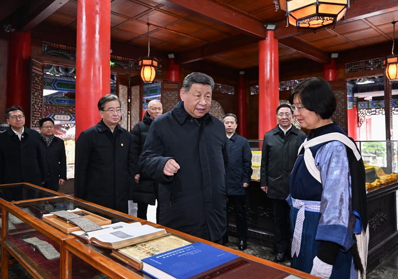 3月19日至20日，中共中央总书记、国家主席、中央军委主席习近平在云南考察。这是19日下午，习近平在丽江古城木氏土司府衙署参观纳西族东巴文化研究成果展示。