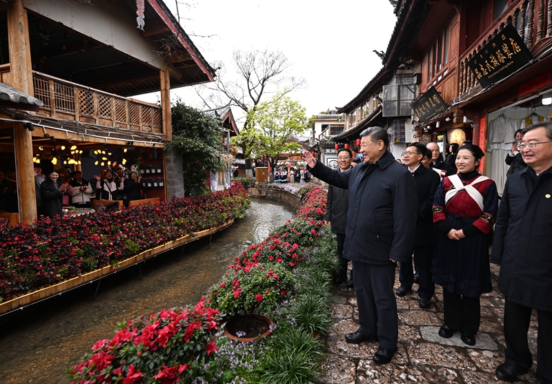 3月19日至20日，中共中央总书记、国家主席、中央军委主席习近平在云南考察。这是19日下午，习近平在丽江古城考察时，与居民、游客互动交流。
