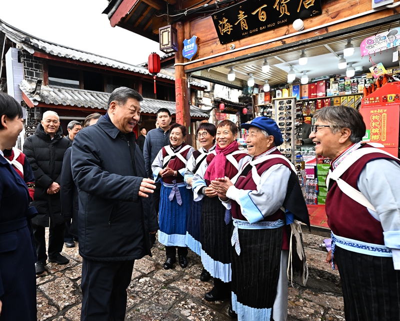 3月19日至20日，中共中央总书记、国家主席、中央军委主席习近平在云南考察。这是19日下午，习近平在丽江古城考察时，与当地居民亲切交流。