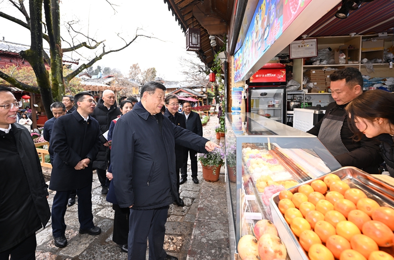 3月19日至20日，中共中央总书记、国家主席、中央军委主席习近平在云南考察。这是19日下午，习近平在丽江古城考察，了解商铺经营状况。