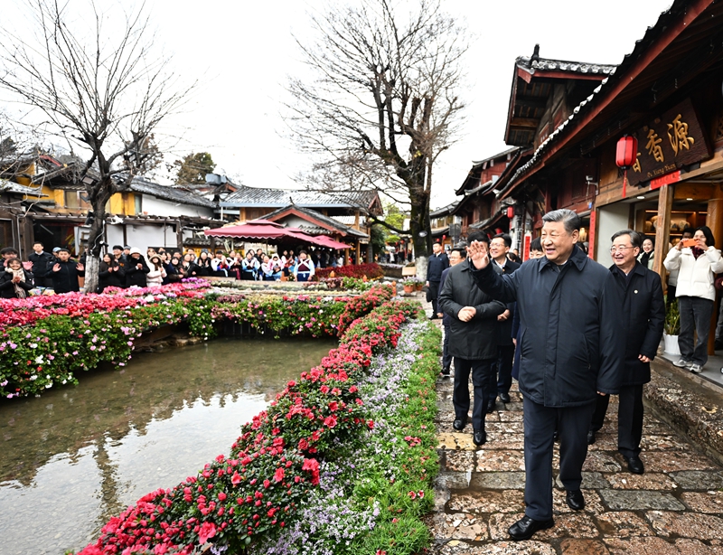 3月19日至20日，中共中央总书记、国家主席、中央军委主席习近平在云南考察。这是19日下午，习近平在丽江古城考察时，与居民、游客互动交流。