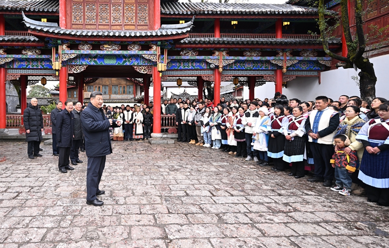 3月19日至20日，中共中央总书记、国家主席、中央军委主席习近平在云南考察。这是19日下午，习近平在丽江古城考察时，同居民、游客亲切交流。