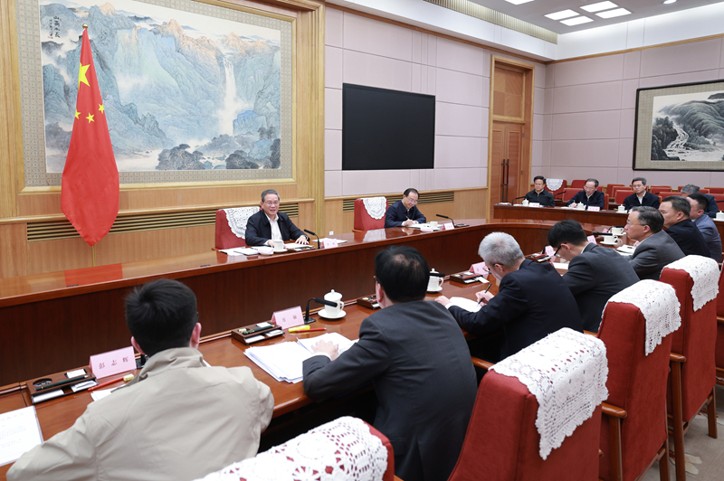 4月9日下午，中共中央政治局常委、国务院总理李强主持召开经济形势专家和企业家座谈会，听取对当前经济形势和下一步经济工作的意见建议。