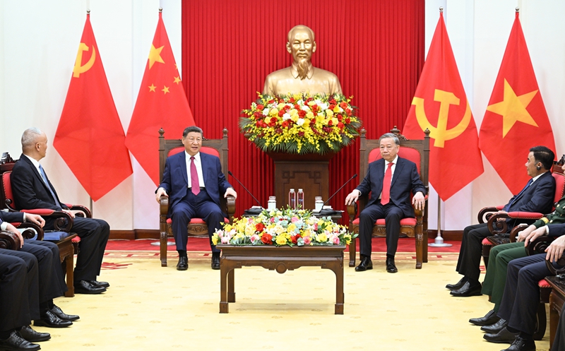 4月14日下午，中共中央总书记、国家主席习近平在越共中央驻地同越共中央总书记苏林举行会谈。这是会谈前，苏林邀请习近平进行小范围茶叙。
