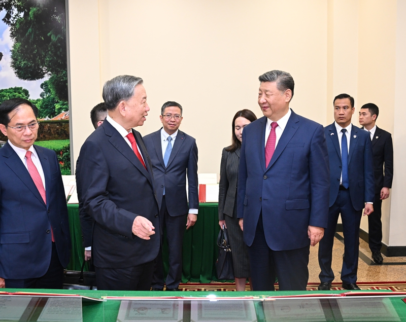 4月14日下午，中共中央总书记、国家主席习近平在越共中央驻地同越共中央总书记苏林举行会谈。这是会谈后，两党总书记共同见证中越双方签署的45份双边合作文本展示。