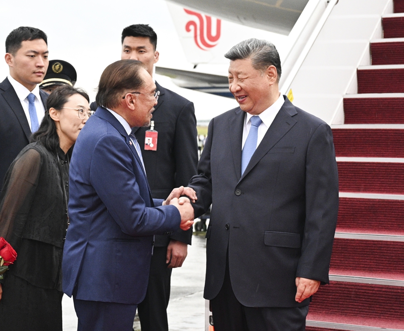 当地时间4月15日晚，国家主席习近平乘专机抵达吉隆坡，应马来西亚最高元首易卜拉欣邀请，对马来西亚进行国事访问。专机抵达吉隆坡国际机场时，马来西亚总理安瓦尔，外交部部长穆罕默德，陪同部长、交通部部长陆兆福等高级官员热情迎接。