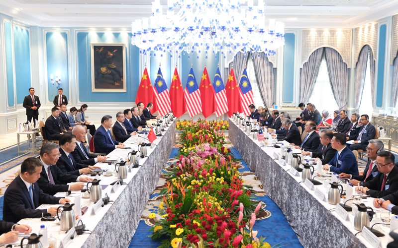 4月16日下午，国家主席习近平同马来西亚总理安瓦尔在布特拉加亚总理官邸举行会谈。