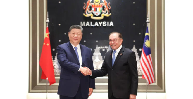 习近平同马来西亚总理安瓦尔举行会谈