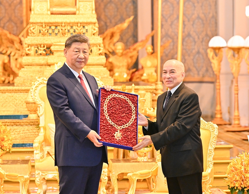 4月17日下午，柬埔寨国王西哈莫尼同中国国家主席习近平在金边王宫举行会见。这是西哈莫尼向习近平颁授“柬埔寨王国民族独立大项链级勋章”。