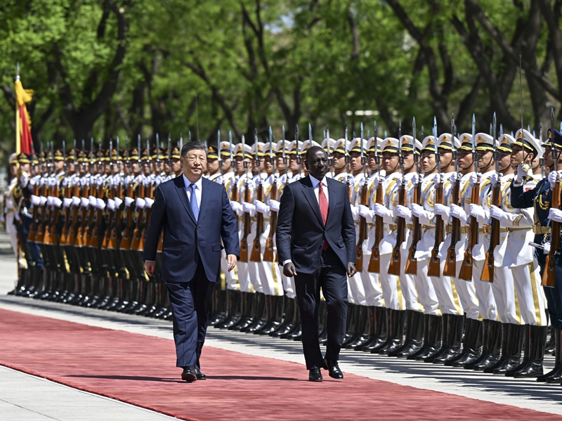 4月24日上午，国家主席习近平在北京人民大会堂同来华进行国事访问的肯尼亚总统鲁托举行会谈。这是会谈前，习近平在人民大会堂东门外广场为鲁托举行欢迎仪式。