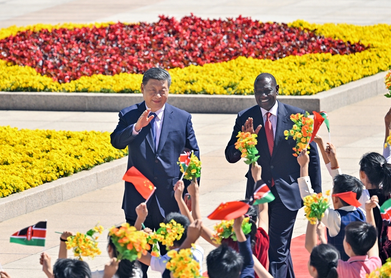 4月24日上午，国家主席习近平在北京人民大会堂同来华进行国事访问的肯尼亚总统鲁托举行会谈。这是会谈前，习近平在人民大会堂东门外广场为鲁托举行欢迎仪式。