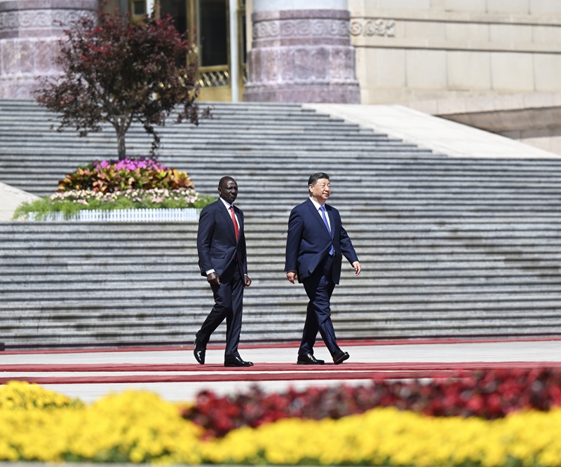 4月24日上午，国家主席习近平在北京人民大会堂同来华进行国事访问的肯尼亚总统鲁托举行会谈。这是会谈前，习近平在人民大会堂东门外广场为鲁托举行欢迎仪式。