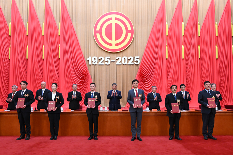 4月28日，庆祝中华全国总工会成立100周年暨全国劳动模范和先进工作者表彰大会在北京人民大会堂隆重举行。这是习近平等党和国家领导人为全国劳动模范和先进工作者代表颁发荣誉证书。