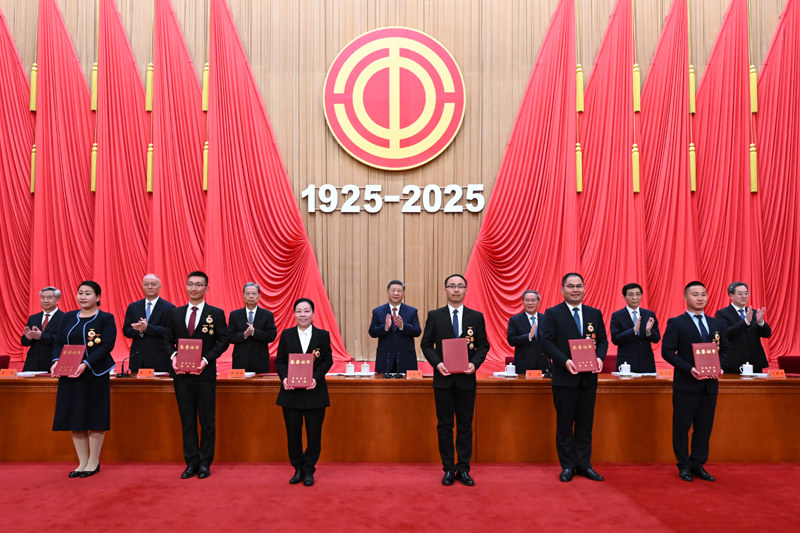 4月28日，庆祝中华全国总工会成立100周年暨全国劳动模范和先进工作者表彰大会在北京人民大会堂隆重举行。这是习近平等党和国家领导人为全国劳动模范和先进工作者代表颁发荣誉证书。