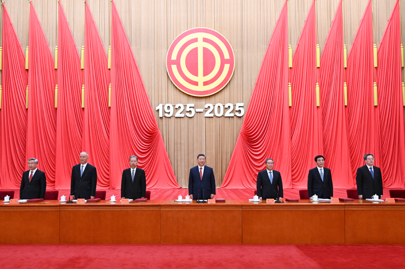 4月28日，庆祝中华全国总工会成立100周年暨全国劳动模范和先进工作者表彰大会在北京人民大会堂隆重举行。习近平、李强、赵乐际、王沪宁、蔡奇、丁薛祥、李希等出席大会。