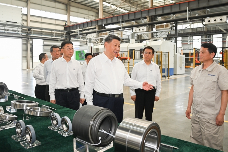 5月19日至20日，中共中央总书记、国家主席、中央军委主席习近平在河南考察。这是19日下午，习近平在洛阳轴承集团股份有限公司智能工厂考察。