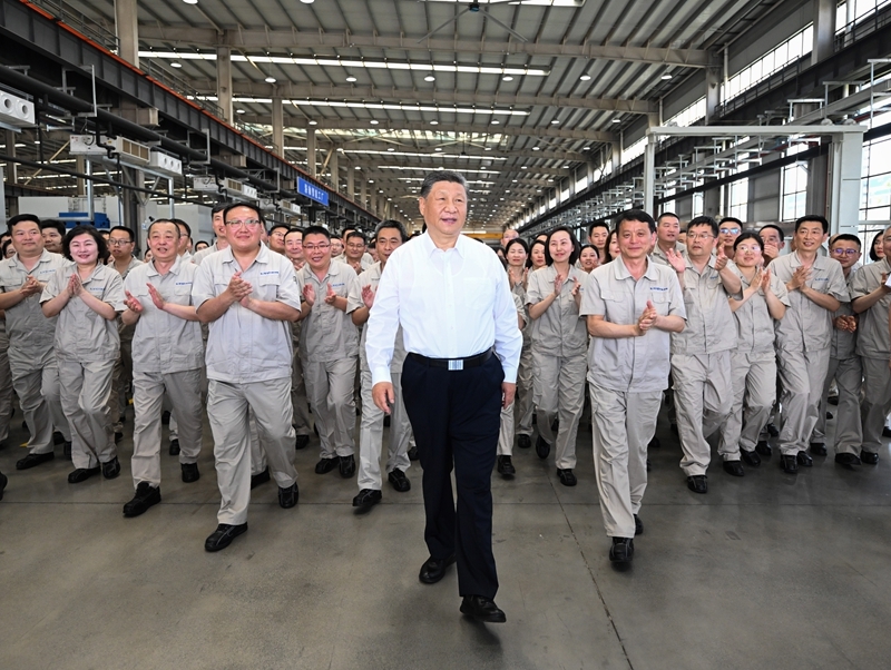 5月19日至20日，中共中央总书记、国家主席、中央军委主席习近平在河南考察。这是19日下午，习近平在洛阳轴承集团股份有限公司智能工厂考察时，同企业职工在一起。