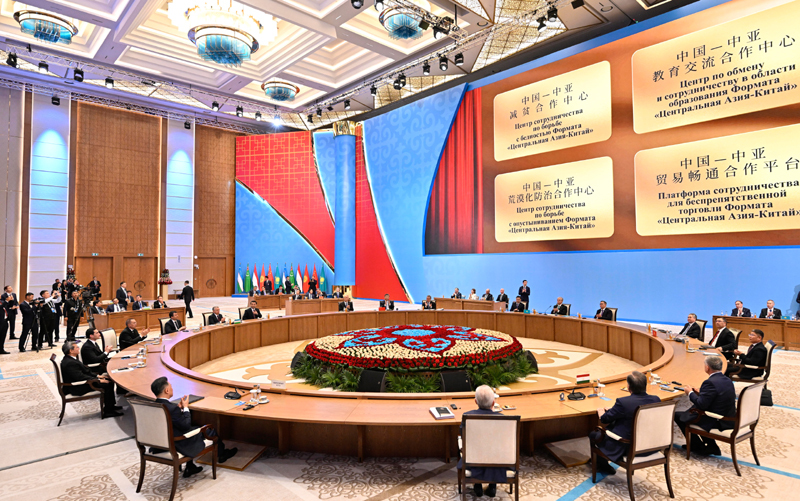 当地时间6月17日下午，第二届中国－中亚峰会在阿斯塔纳独立宫举行。哈萨克斯坦总统托卡耶夫主持会议。中国国家主席习近平、吉尔吉斯斯坦总统扎帕罗夫、塔吉克斯坦总统拉赫蒙、土库曼斯坦总统别尔德穆哈梅多夫、乌兹别克斯坦总统米尔济约耶夫出席。这是习近平同中亚五国元首共同出席中国—中亚减贫合作中心、教育交流合作中心、荒漠化防治合作中心和贸易畅通合作平台揭牌仪式。图片来源：新华网