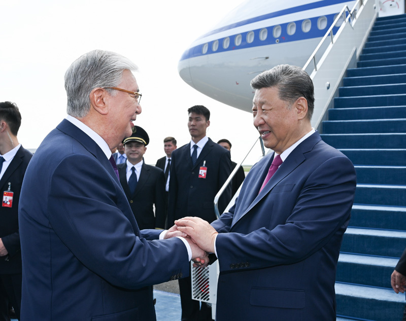 当地时间6月18日上午，国家主席习近平结束出席第二届中国—中亚峰会返回北京。离开阿斯塔纳时，哈萨克斯坦总统托卡耶夫率高级官员到机场送行。图片来源：新华网