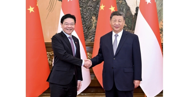 习近平会见新加坡总理黄循财