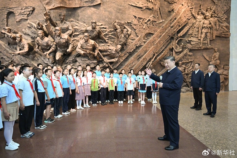 习近平在山西阳泉市向抗战烈士敬献花篮并参观百团大战纪念馆