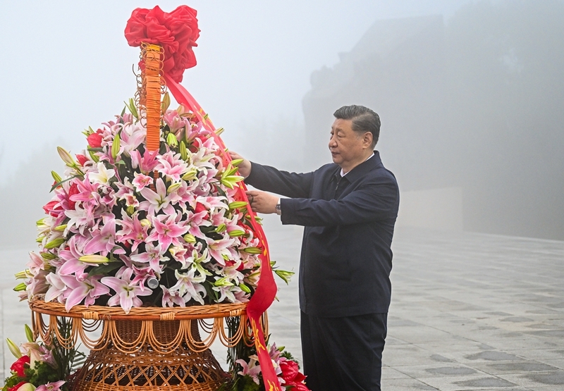 7月7日至8日，中共中央总书记、国家主席、中央军委主席习近平在山西考察。这是7日下午，习近平在位于阳泉市狮脑山的百团大战纪念碑广场，向八路军烈士敬献花篮。图片来源：新华网