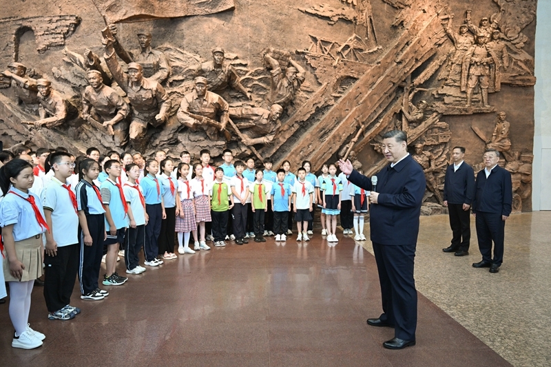 7月7日至8日，中共中央总书记、国家主席、中央军委主席习近平在山西考察。这是7日下午，习近平在位于阳泉市狮脑山的百团大战纪念馆考察时，同前来参观的青少年学生和纪念馆工作人员亲切交流。图片来源：新华网