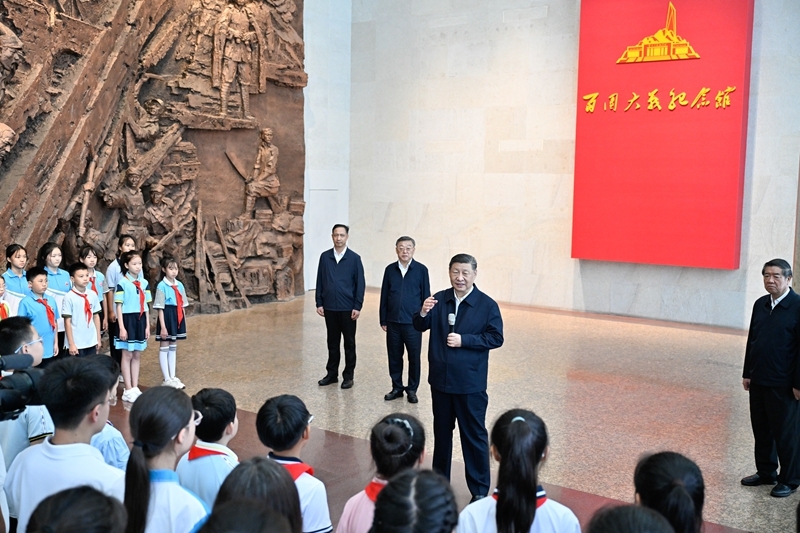 7月7日至8日，中共中央总书记、国家主席、中央军委主席习近平在山西考察。这是7日下午，习近平在位于阳泉市狮脑山的百团大战纪念馆考察时，同前来参观的青少年学生和纪念馆工作人员亲切交流。图片来源：新华网