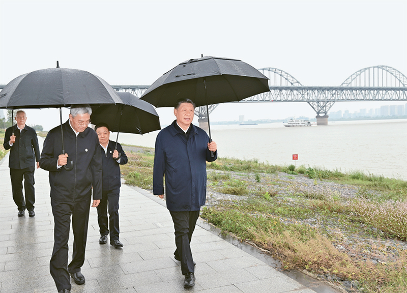 2023年10月10日至13日，中共中央总书记、国家主席、中央军委主席习近平在江西考察。这是10日下午，习近平在长江国家文化公园九江城区段考察时，冒雨沿江堤步行察看沿岸风貌。图片来源：新华网