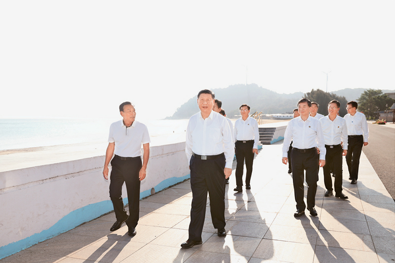2024年10月15日至16日，中共中央总书记、国家主席、中央军委主席习近平在福建考察。这是15日下午，习近平在漳州市东山县陈城镇澳角村考察时，步行察看澳角湾海域环境和村容村貌。图片来源：新华网