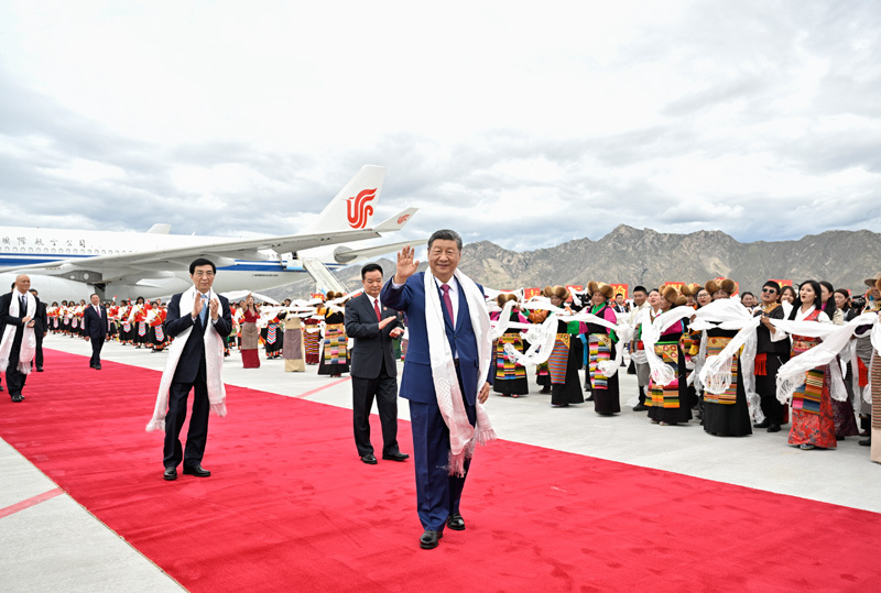 8月20日中午，中共中央总书记、国家主席、中央军委主席习近平率中央代表团乘专机抵达拉萨，出席西藏自治区成立60周年庆祝活动。这是习近平向欢迎群众挥手致意。图片来源：新华网