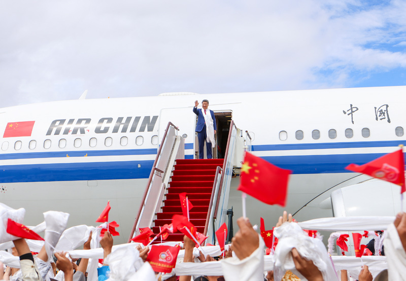 8月21日，中共中央总书记、国家主席、中央军委主席习近平在拉萨出席西藏自治区成立60周年庆祝活动后，乘专机返回北京。这是习近平在拉萨贡嘎机场向前来欢送的各族群众挥手致意。图片来源：新华网