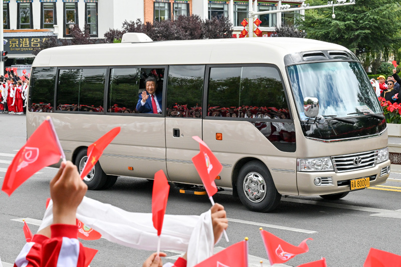 8月21日，中共中央总书记、国家主席、中央军委主席习近平在拉萨出席西藏自治区成立60周年庆祝活动后，乘专机返回北京。这是习近平在前往贡嘎机场途中向前来欢送的各族群众挥手致意。图片来源：新华网