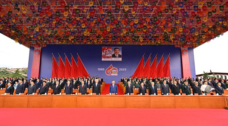 8月21日上午，西藏各族各界干部群众约2万人欢聚拉萨市布达拉宫广场，热烈庆祝西藏自治区成立60周年。中共中央总书记、国家主席、中央军委主席习近平出席庆祝大会。王沪宁、蔡奇出席大会。图片来源：新华网