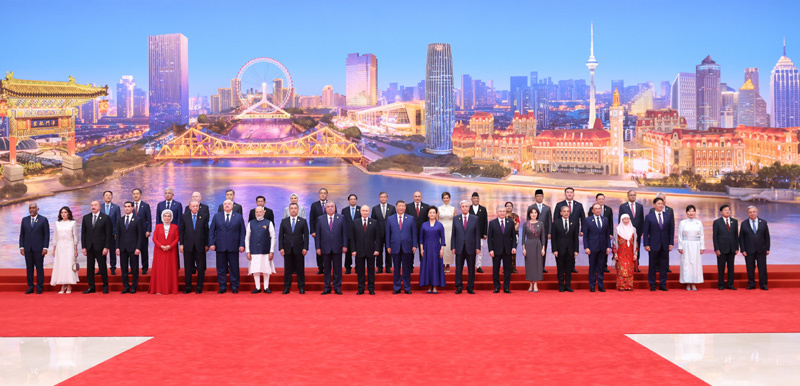 8月31日晚，国家主席习近平和夫人彭丽媛在天津梅江会展中心举行宴会，欢迎来华出席2025年上海合作组织峰会的国际贵宾。这是宴会前，习近平和彭丽媛同贵宾们集体合影留念。图片来源：新华网
